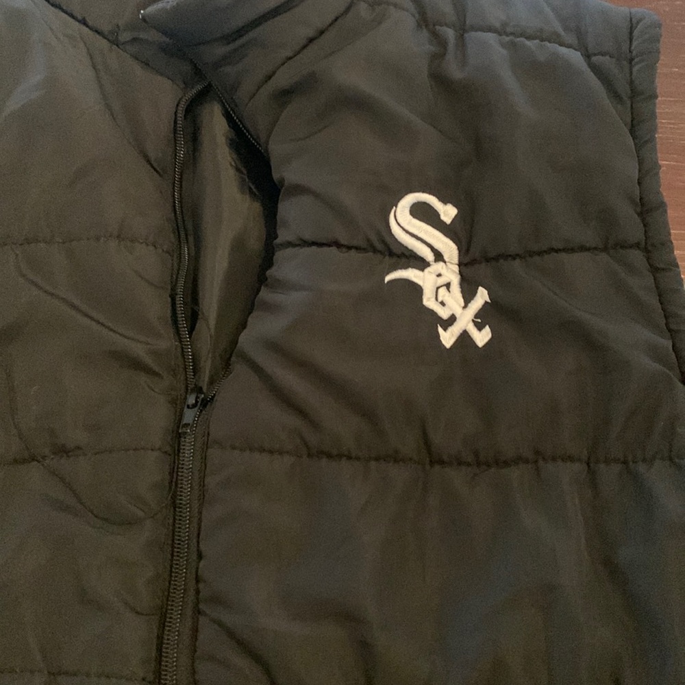 Never worn white sox vest. Adult XL